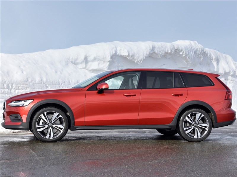 Volvo V60 Cross Country 2019 вид сбоку