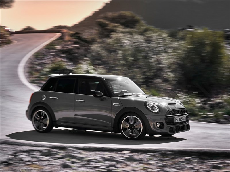 Mini Cooper S 5-door 2019 вид спереди сбоку