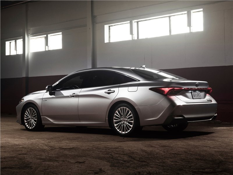 Toyota Avalon (2019) вид сзади