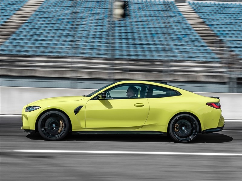 BMW M4 Coupe Competition (2021) вид сбоку