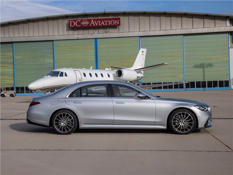 Mercedes-Benz S-Class (2021) вид сбоку