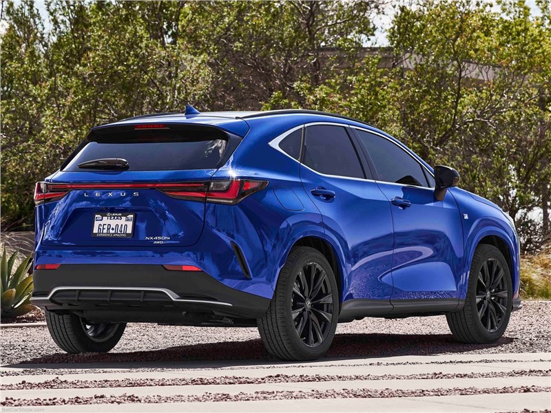 Lexus NX (2022) вид сзади