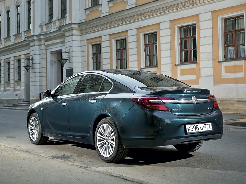 Opel Insignia 2014 вид сзади
