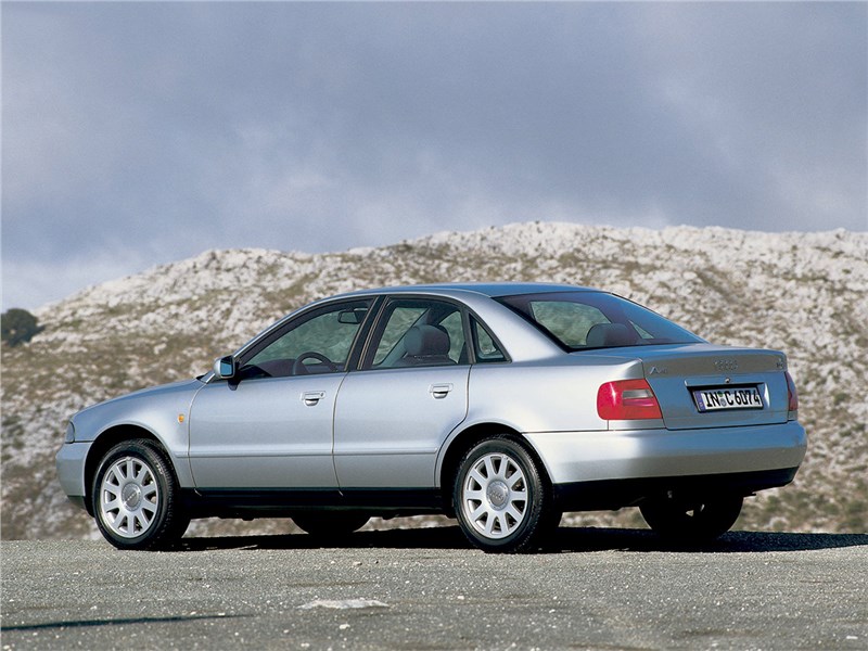 Audi A4 1998 вид сзади сбоку 