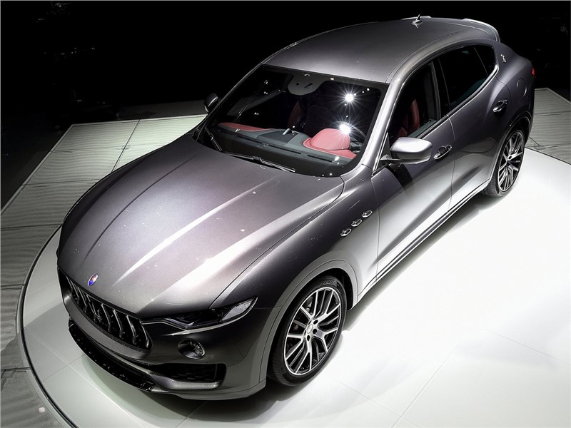 Maserati Levante 2017 вид спереди сверху