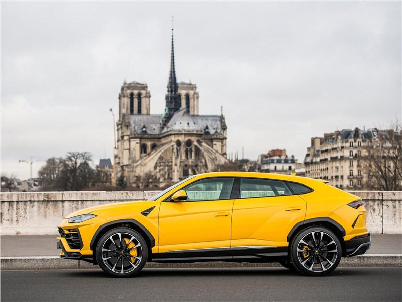 Lamborghini Urus 2019 вид сбоку