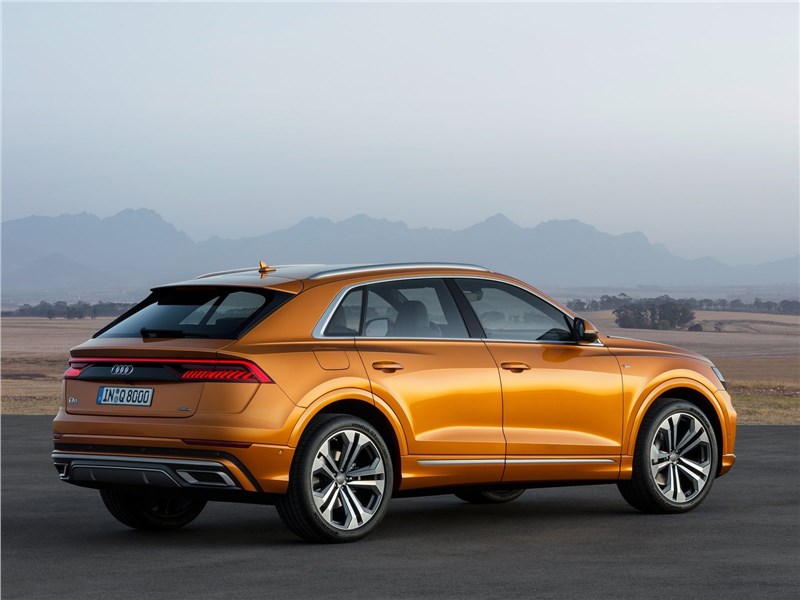 Audi Q8 2019 вид сбоку сзади