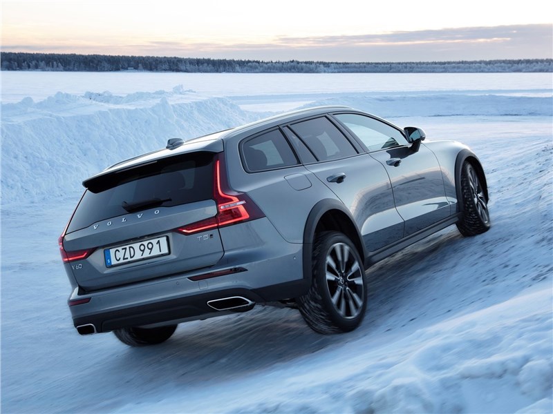 Volvo V60 Cross Country 2019 вид сзади