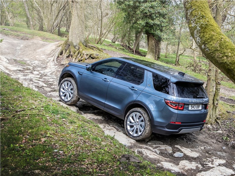 Land Rover Discovery Sport 2020 вид сбоку сзади