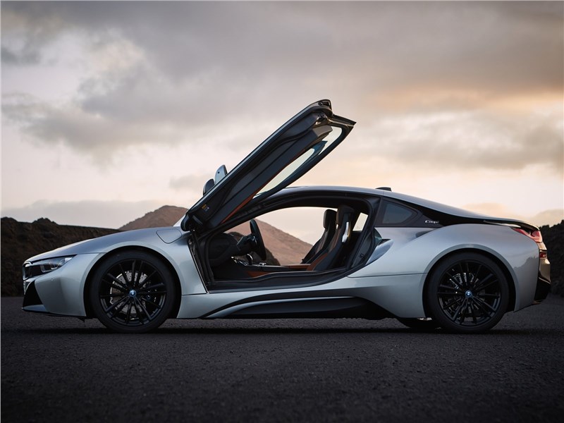 BMW i8 Coupe 2019 вид сбоку