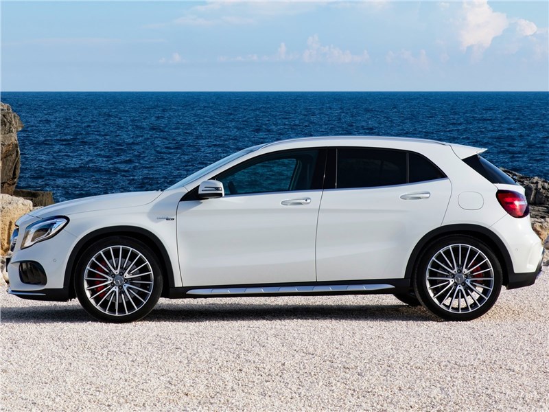 Mercedes-Benz GLA45 AMG 2018 вид сбоку