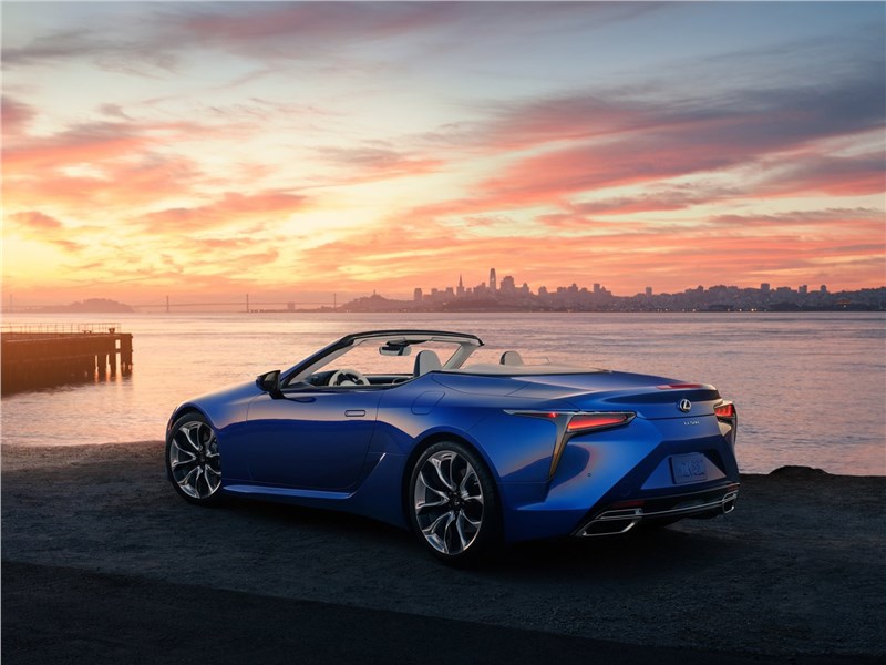 Lexus LC 500 Convertible 2021 вид сзади