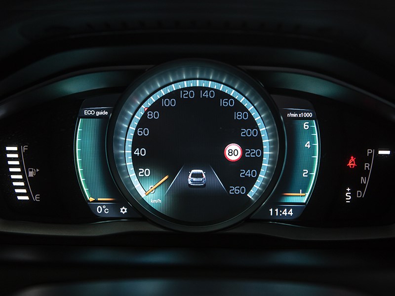 Volvo XC60 2014 приборная панель фото 2