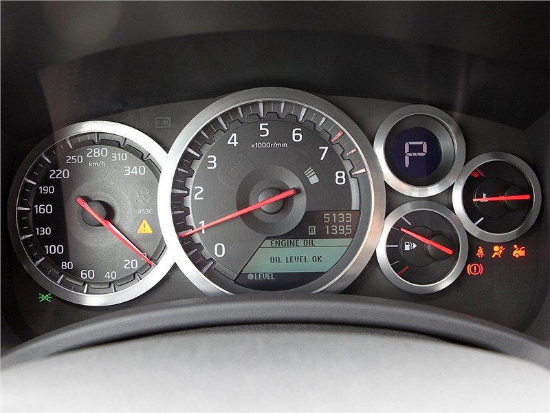 Nissan GT-R 2011 приборная панель