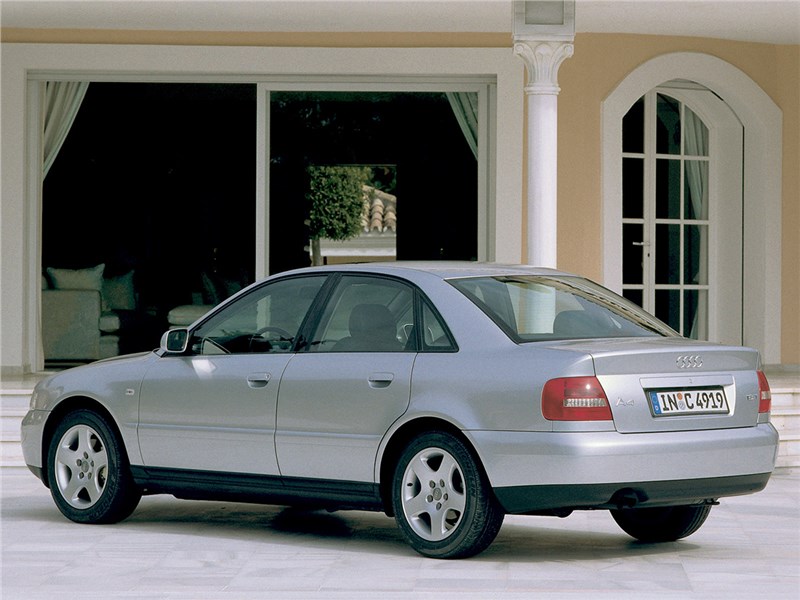 Audi A4 1998 вид сзади