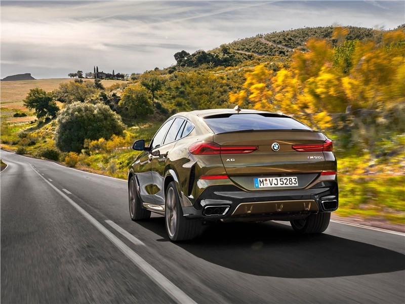 BMW X6 M50i 2020 вид сзади