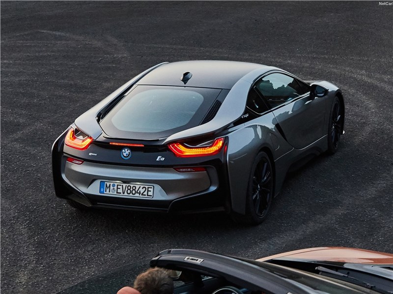 BMW i8 Coupe 2019 вид сзади