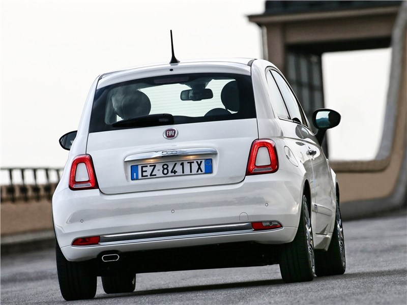 Fiat 500 2016 вид сзади