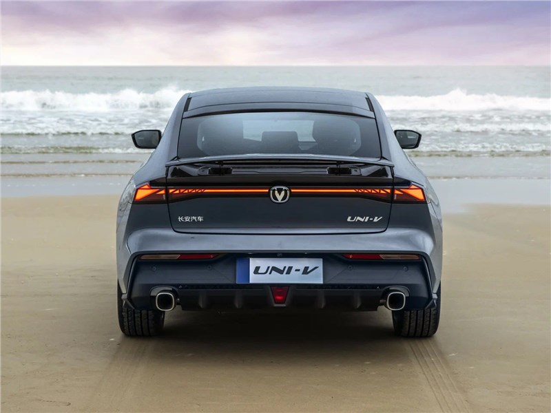 Changan UNI-V (2023) вид сзади