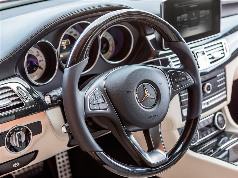 Mercedes-Benz CLS-Klasse 2015 место водителя