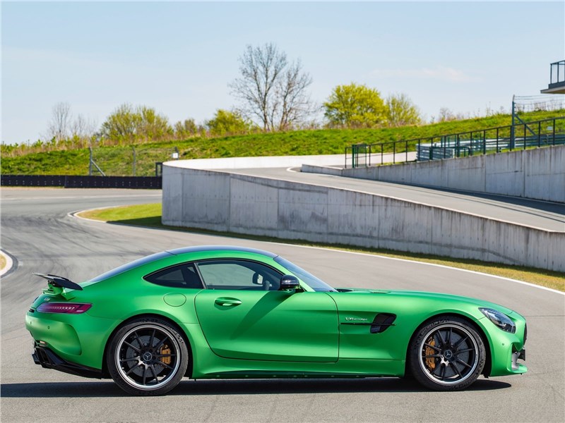 Mercedes-AMG GT R 2017 вид сбоку