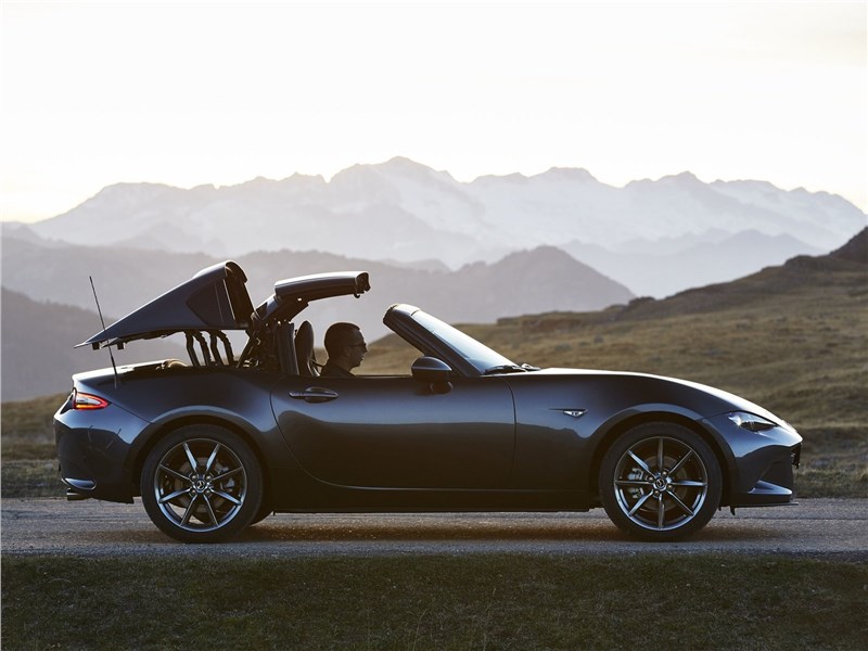 Mazda MX-5 RF 2017 вид сбоку