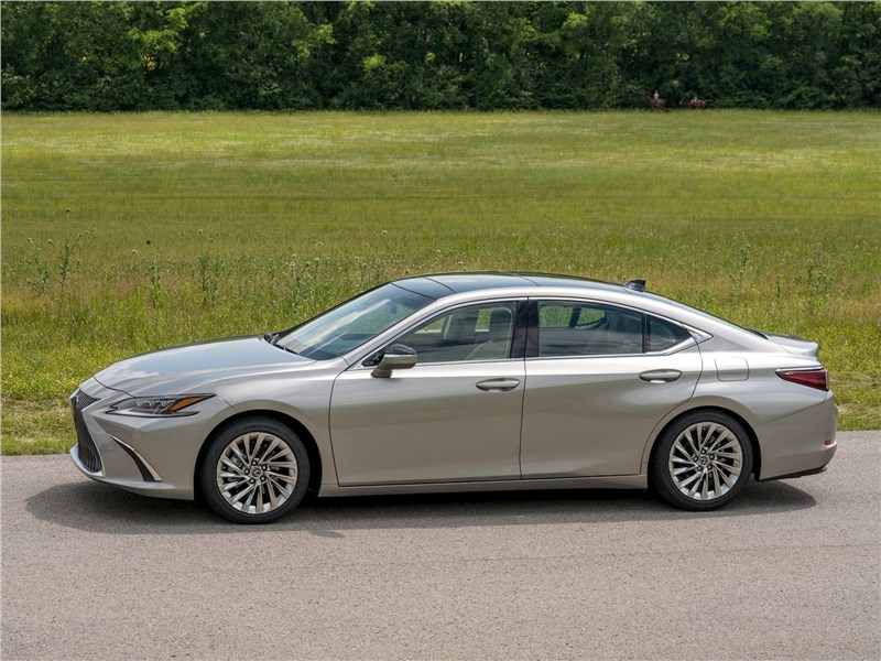 Lexus ES 2019 вид сбоку