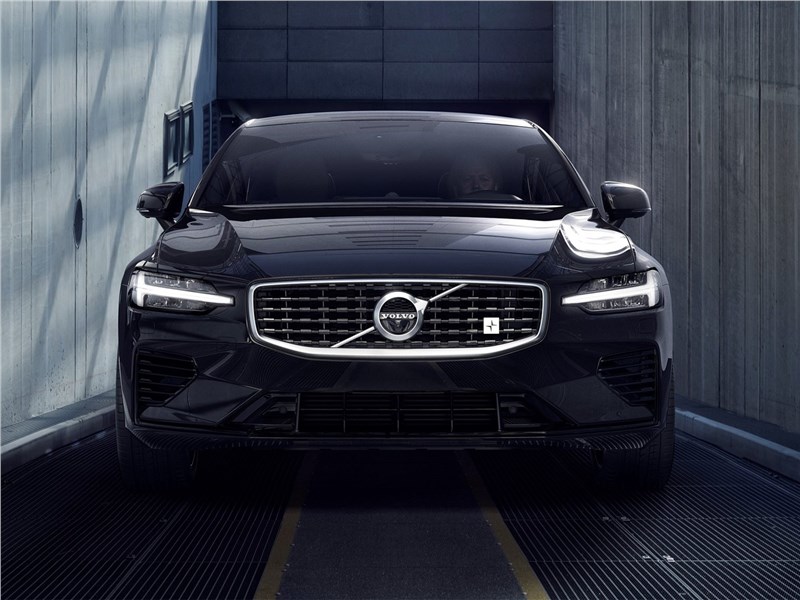 Volvo S60 2019 вид спереди