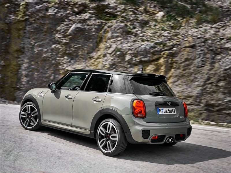 Mini Cooper S 5-door 2019 вид сзади