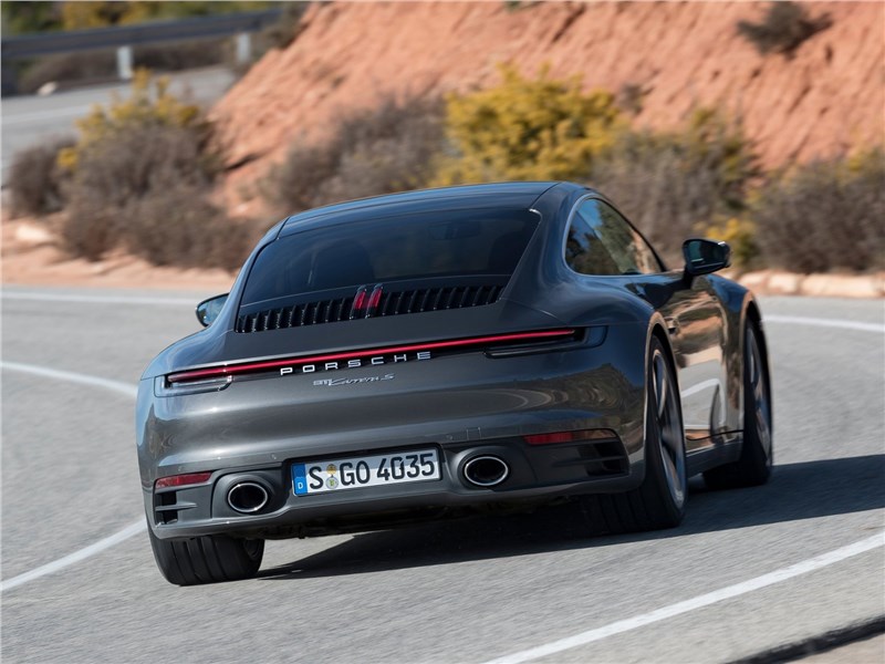 Porsche 911 Carrera 2019 вид сзади