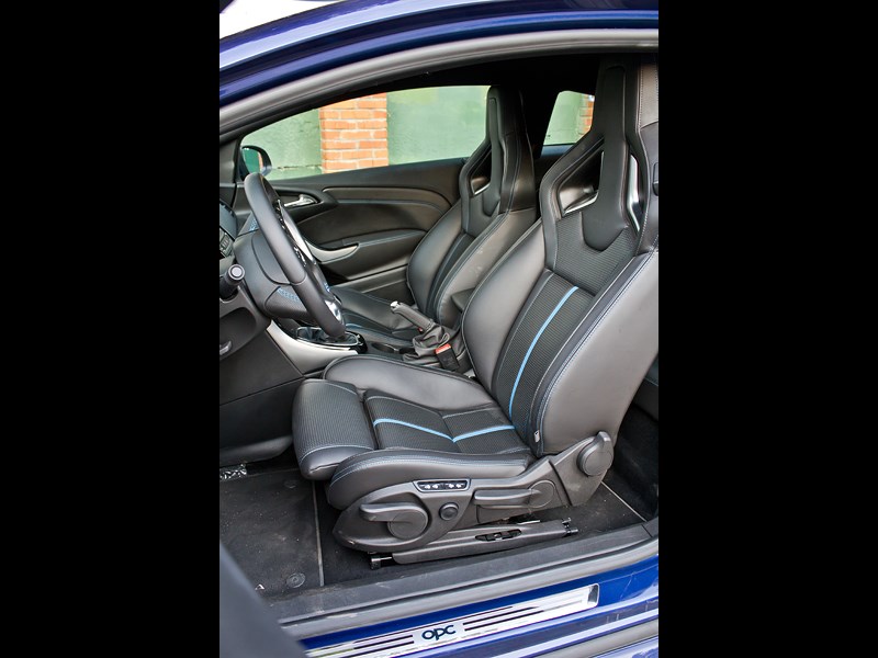 Opel Astra OPC 2013 передние кресла