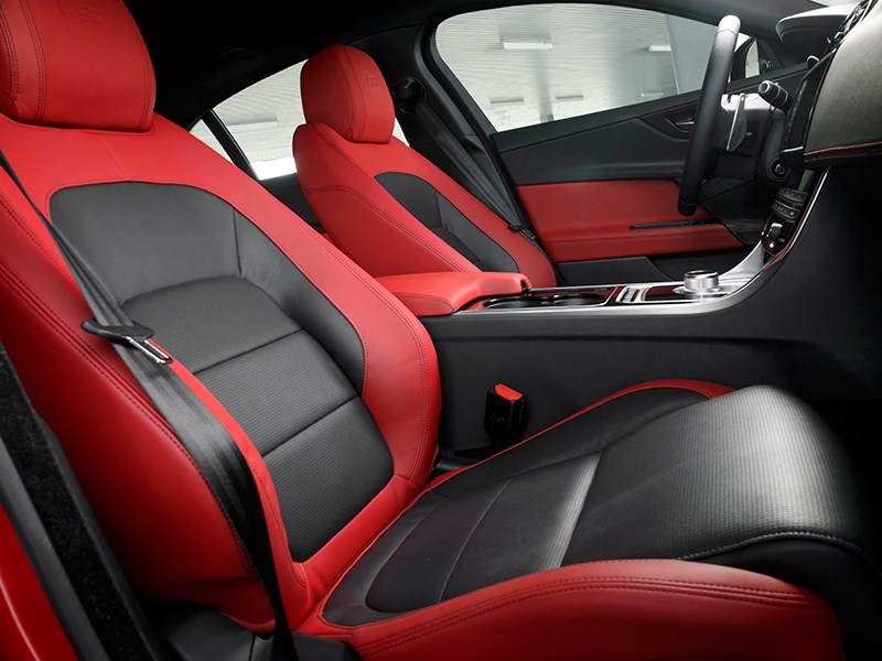 Jaguar XE 2015 передние кресла