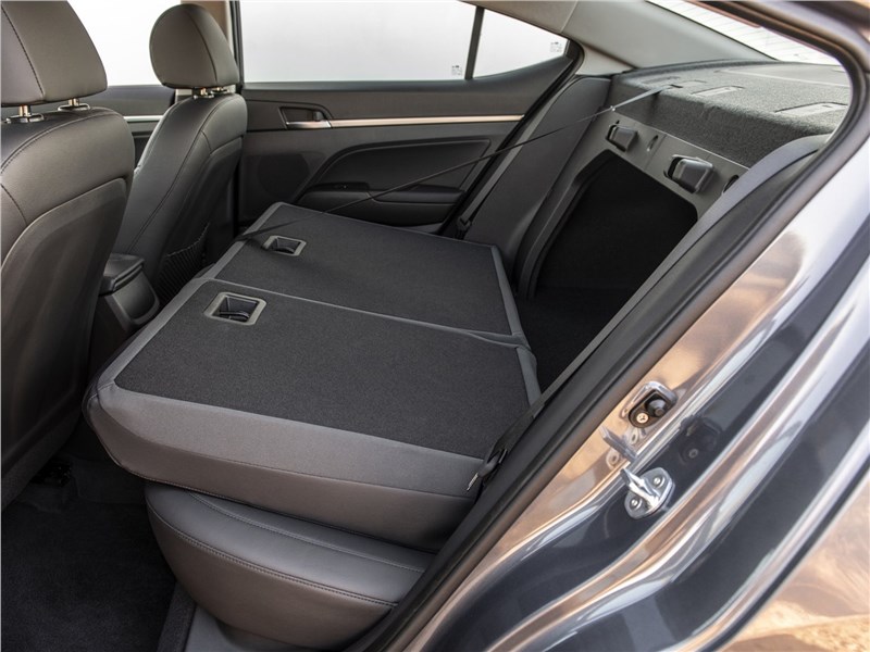 Hyundai Elantra 2019 задний диван