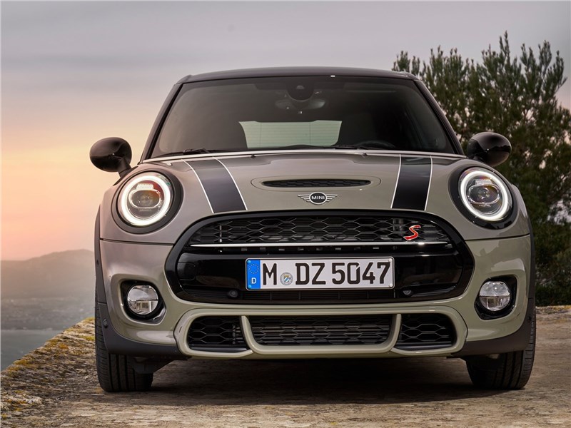 Mini Cooper S 5-door 2019 вид спереди