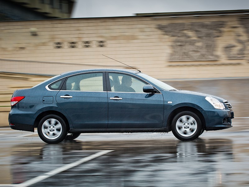 Nissan Almera 2013 вид сбоку