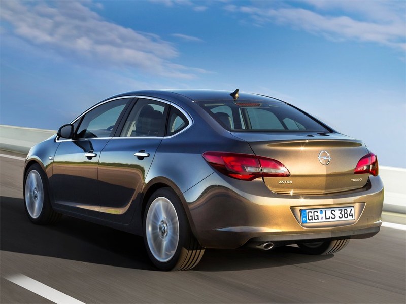 Opel Astra sedan 2013 вид сзади