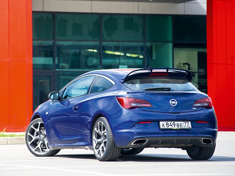 Opel Astra OPC 2013 вид сзади