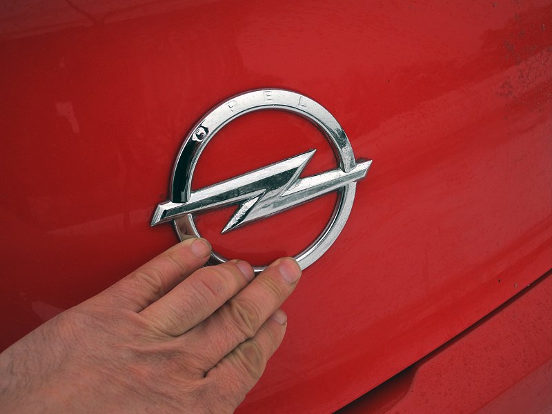 Opel Astra GTC 2012 багажник