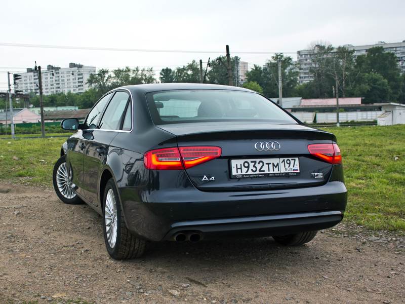 Audi A4 2012 вид сзади