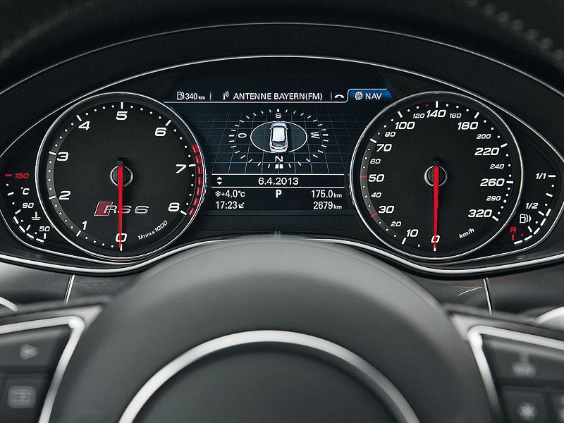 Audi RS6 2013 приборная панель