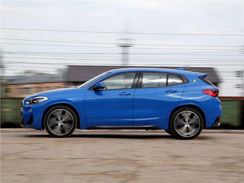 BMW X2 2019 вид сбоку