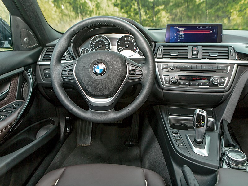 BMW 320i 2013 водительское место