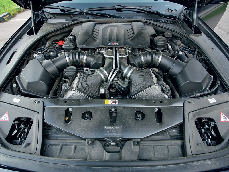 BMW M5 2011 двигатель