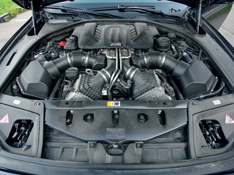 BMW M5 2011 двигатель