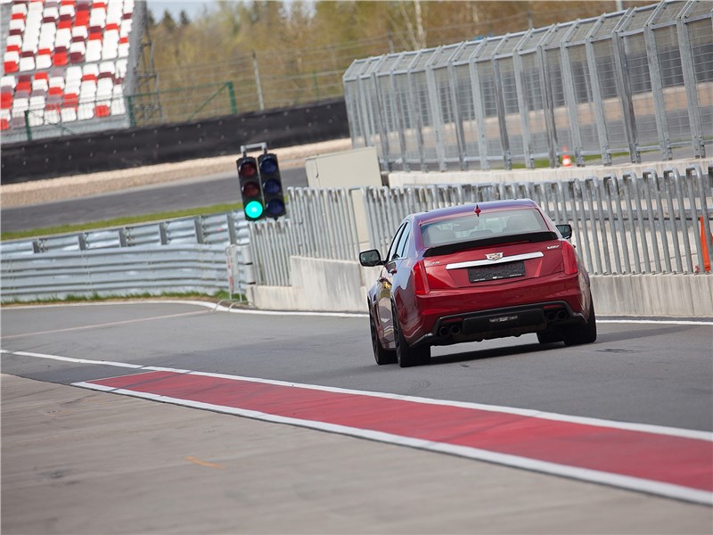 Cadillac CTS-V 2016 вид сзади