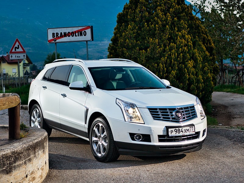 Cadillac SRX 2013 вид спереди