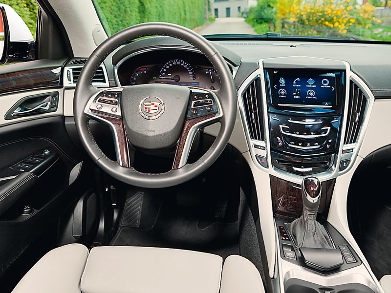 Cadillac SRX 2013 водительское место