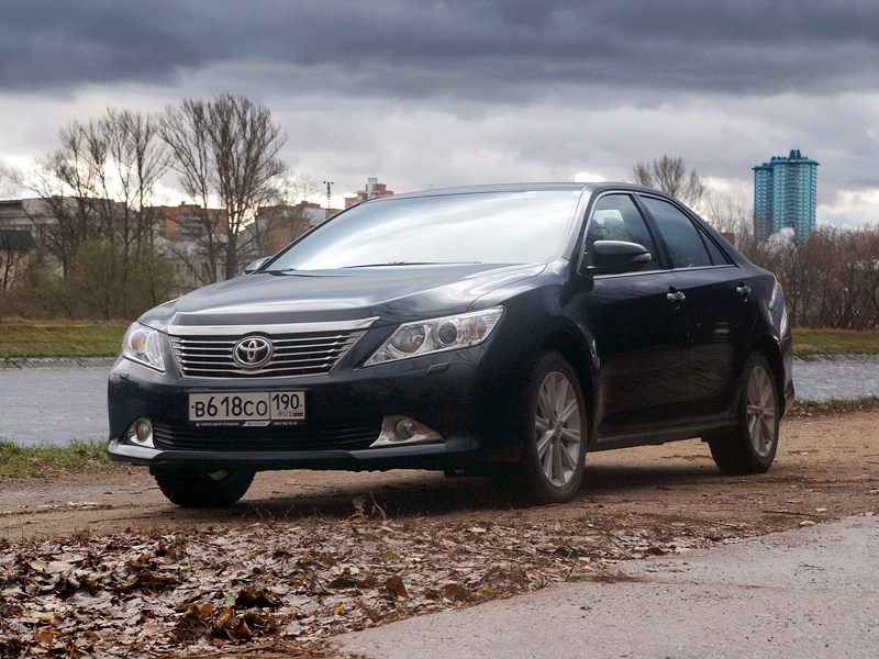 Toyota Camry 2012 вид спереди