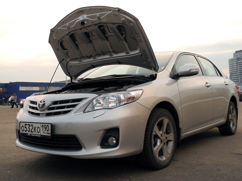 Toyota Corolla 2010 капот