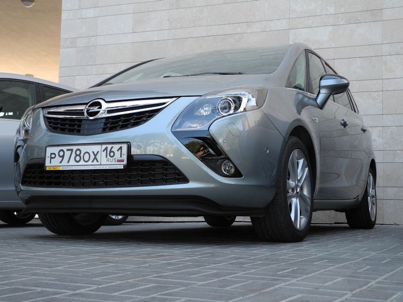 Opel Zafira Tourer 2012 вид спереди слева фото 3